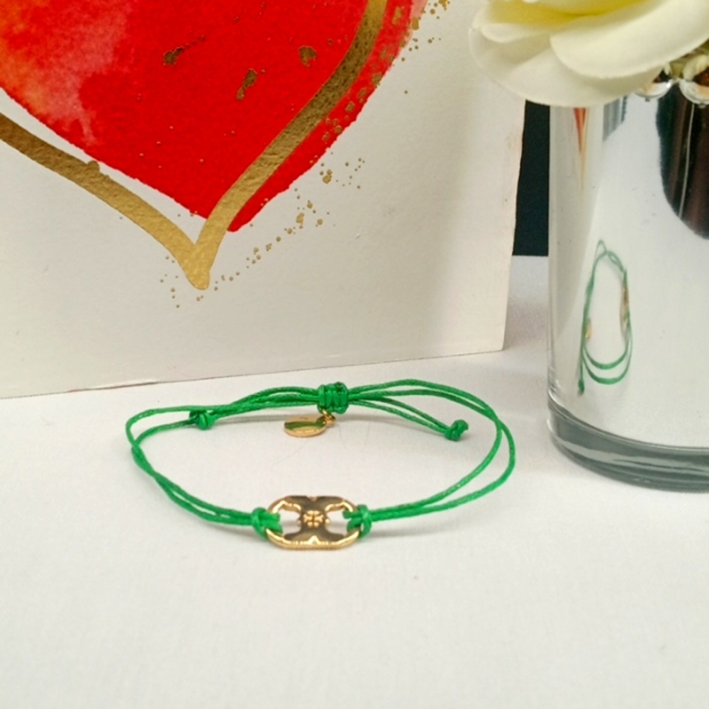TORY BURCH "EMBRACE AMBITION" SIGNATURE BRACELET IN GREEN WITH GOLDTONE HARDWARE